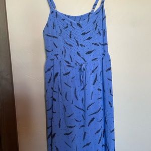 Old navy size medium blue dress with pretty dark navy feather pattern